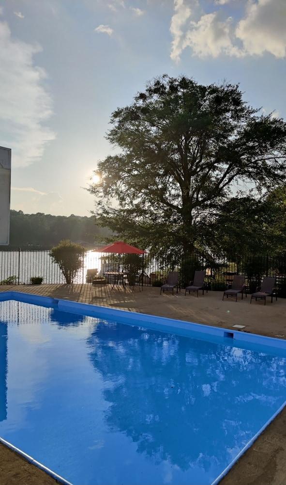 Lake View Inn & Suites Killen エクステリア 写真
