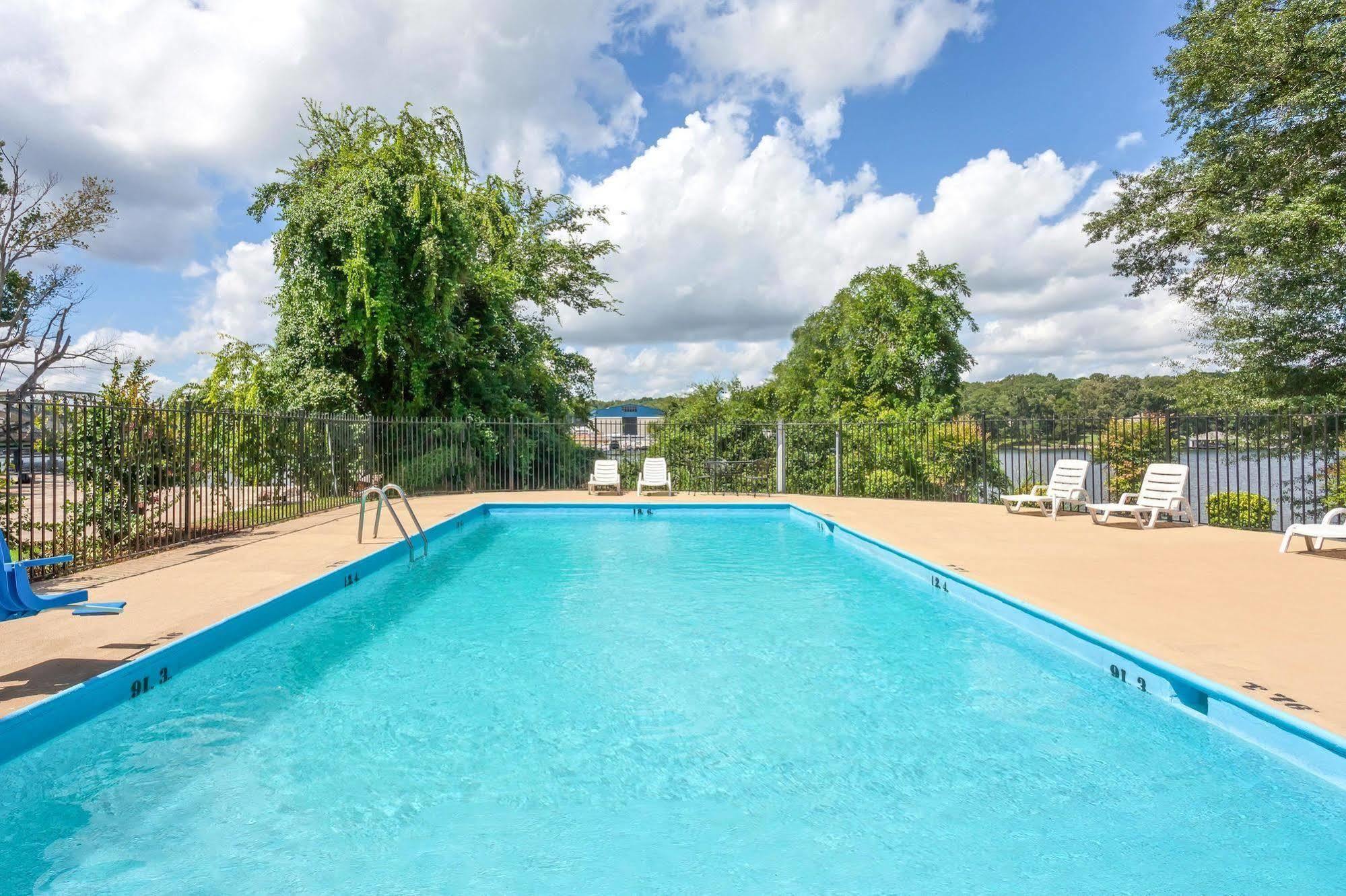 Lake View Inn & Suites Killen エクステリア 写真