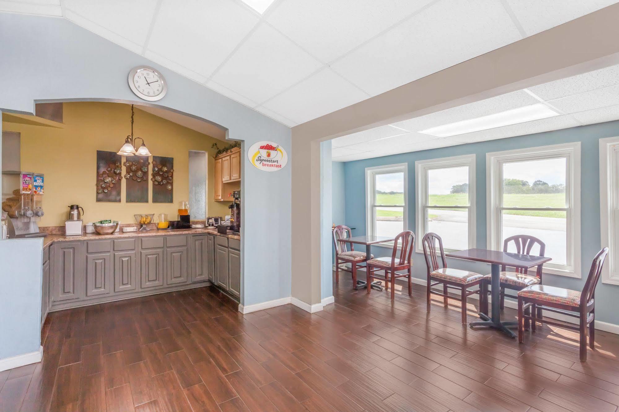 Lake View Inn & Suites Killen エクステリア 写真