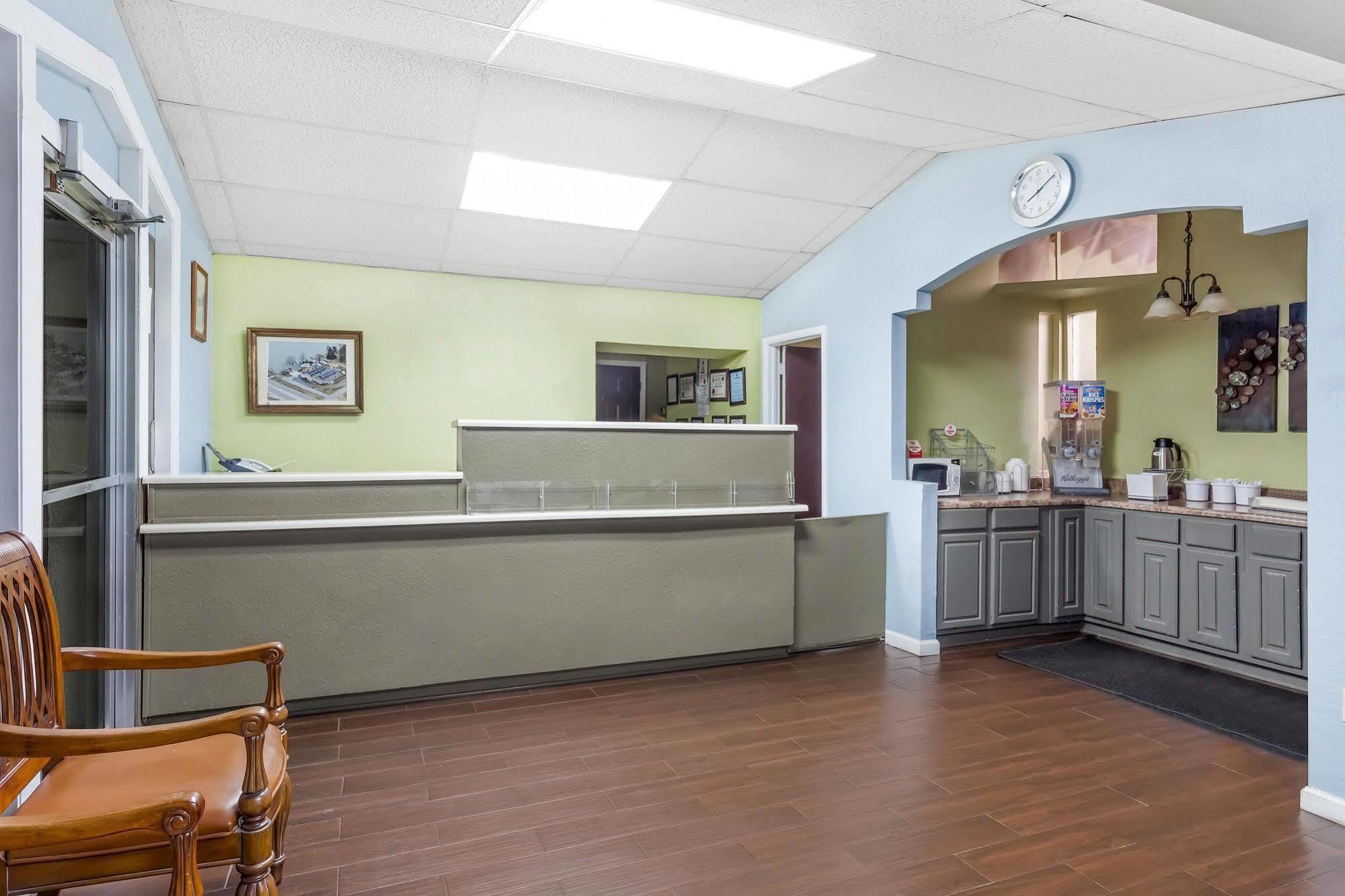 Lake View Inn & Suites Killen エクステリア 写真