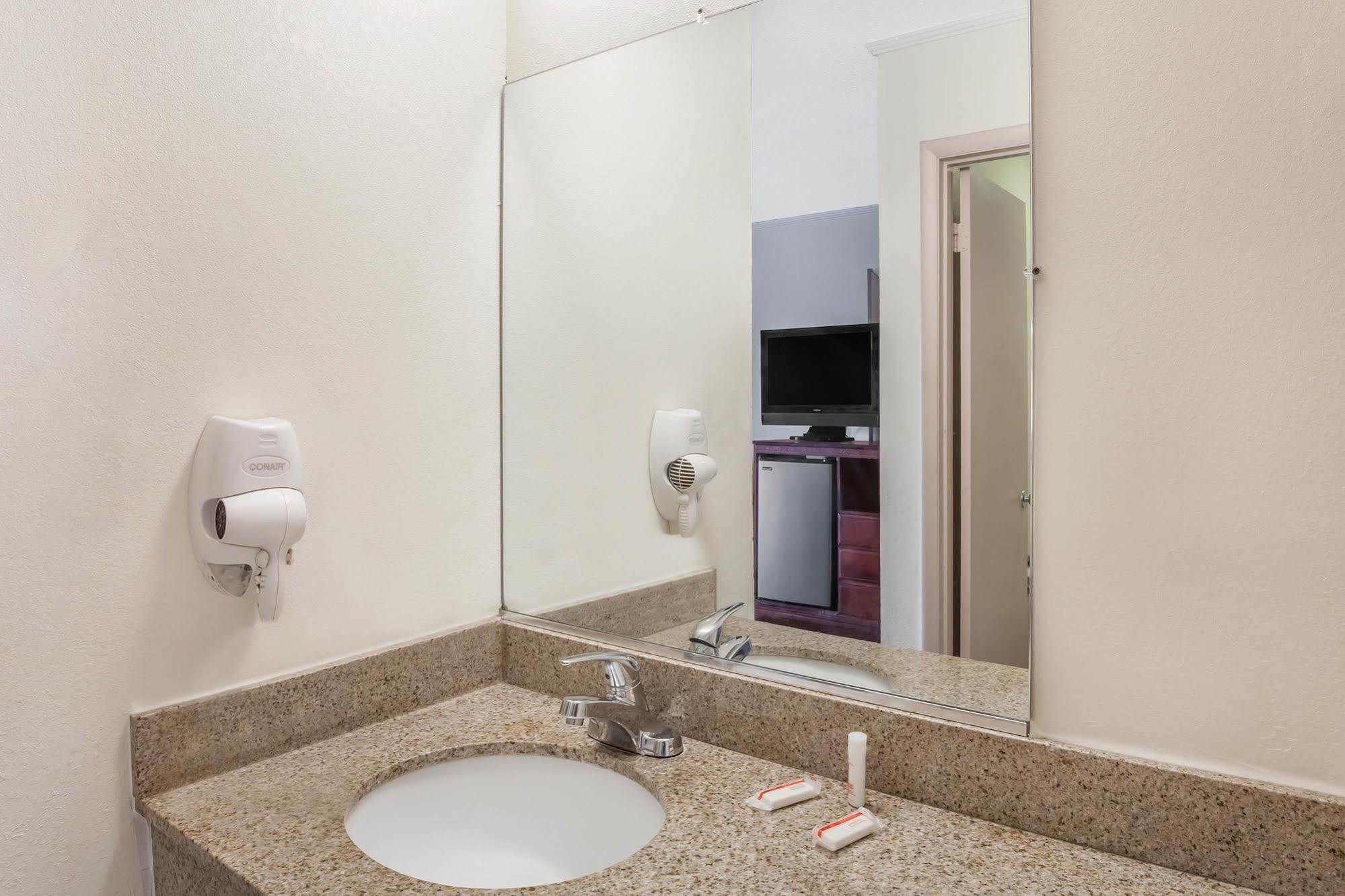 Lake View Inn & Suites Killen エクステリア 写真