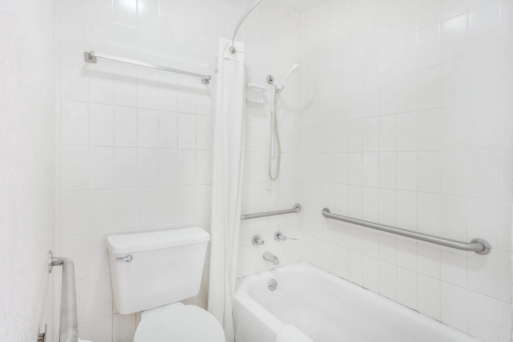 Lake View Inn & Suites Killen エクステリア 写真